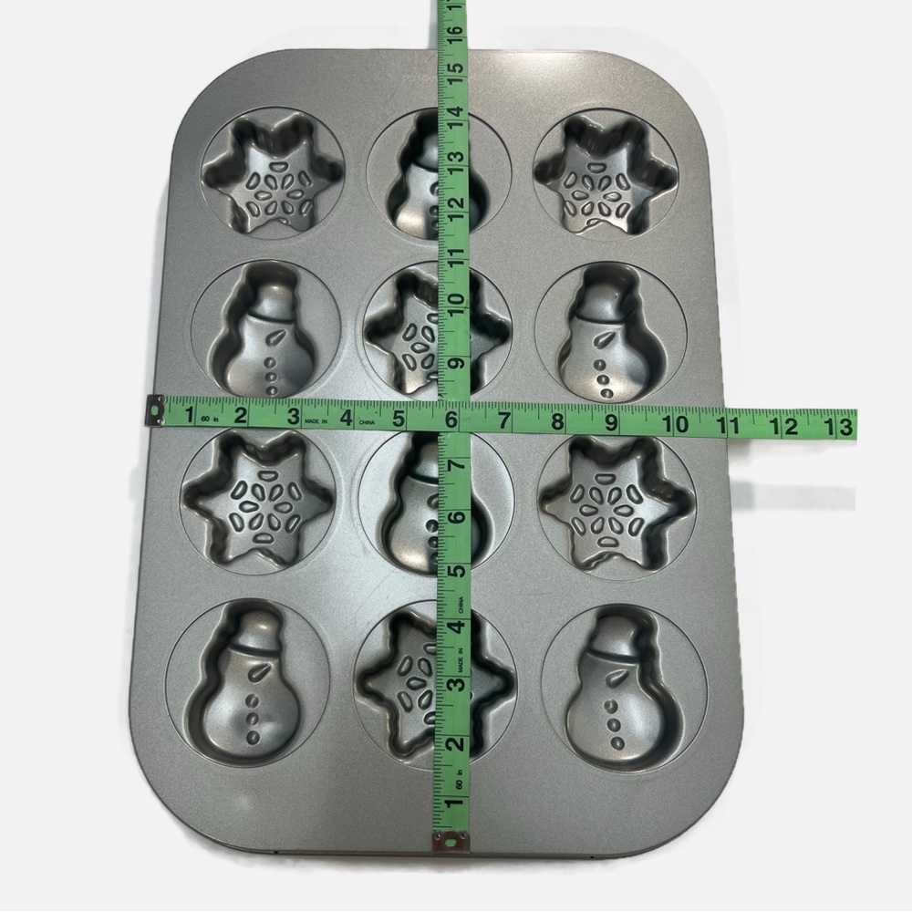 Pampered Chef Red Winter Snowman Snowflake Mini Cake Pan size 12 Portion Mold - Picture 3 of 5